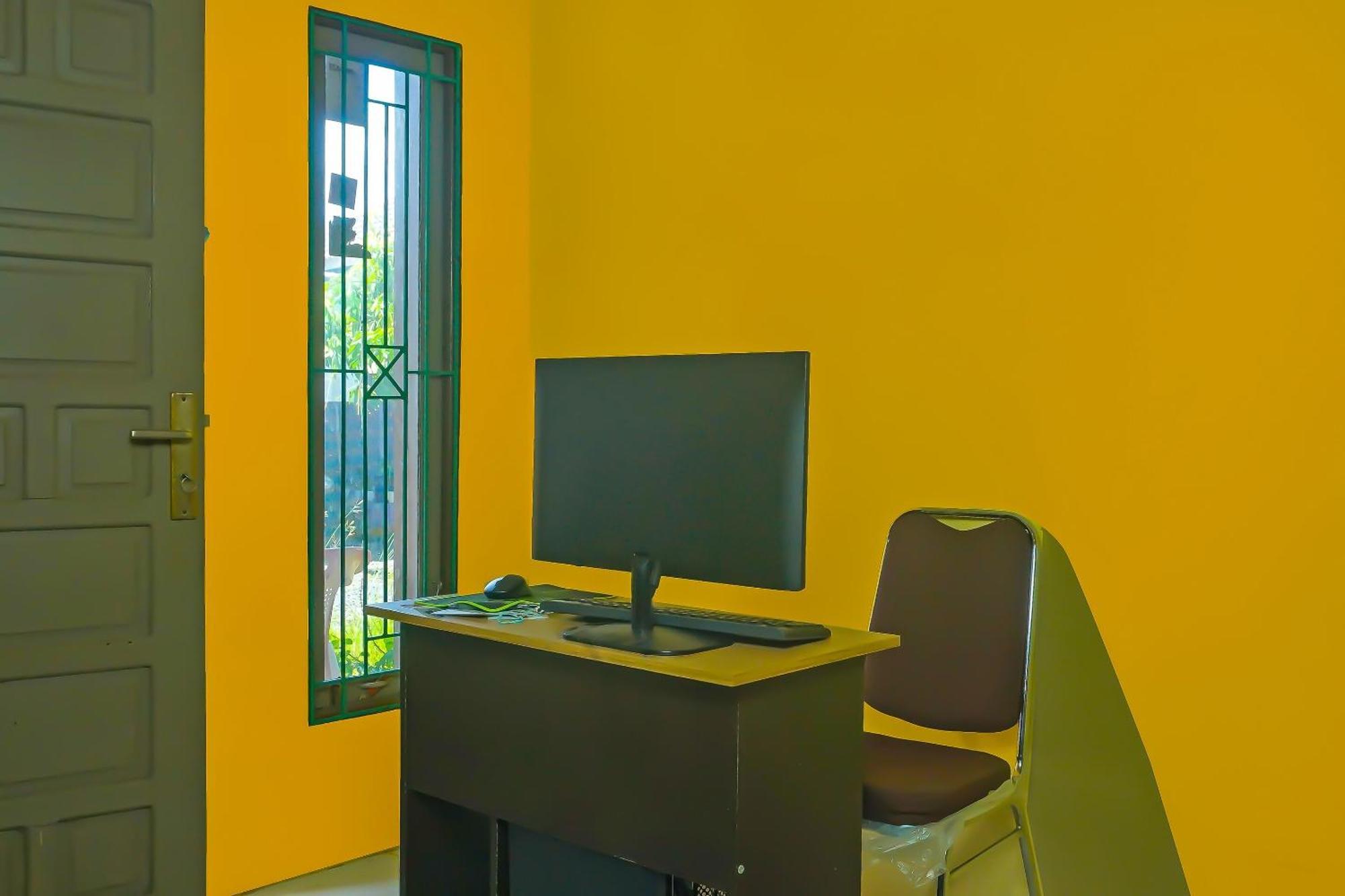 Hotel Spot On 92458 Azeela Kost Syariah 2*